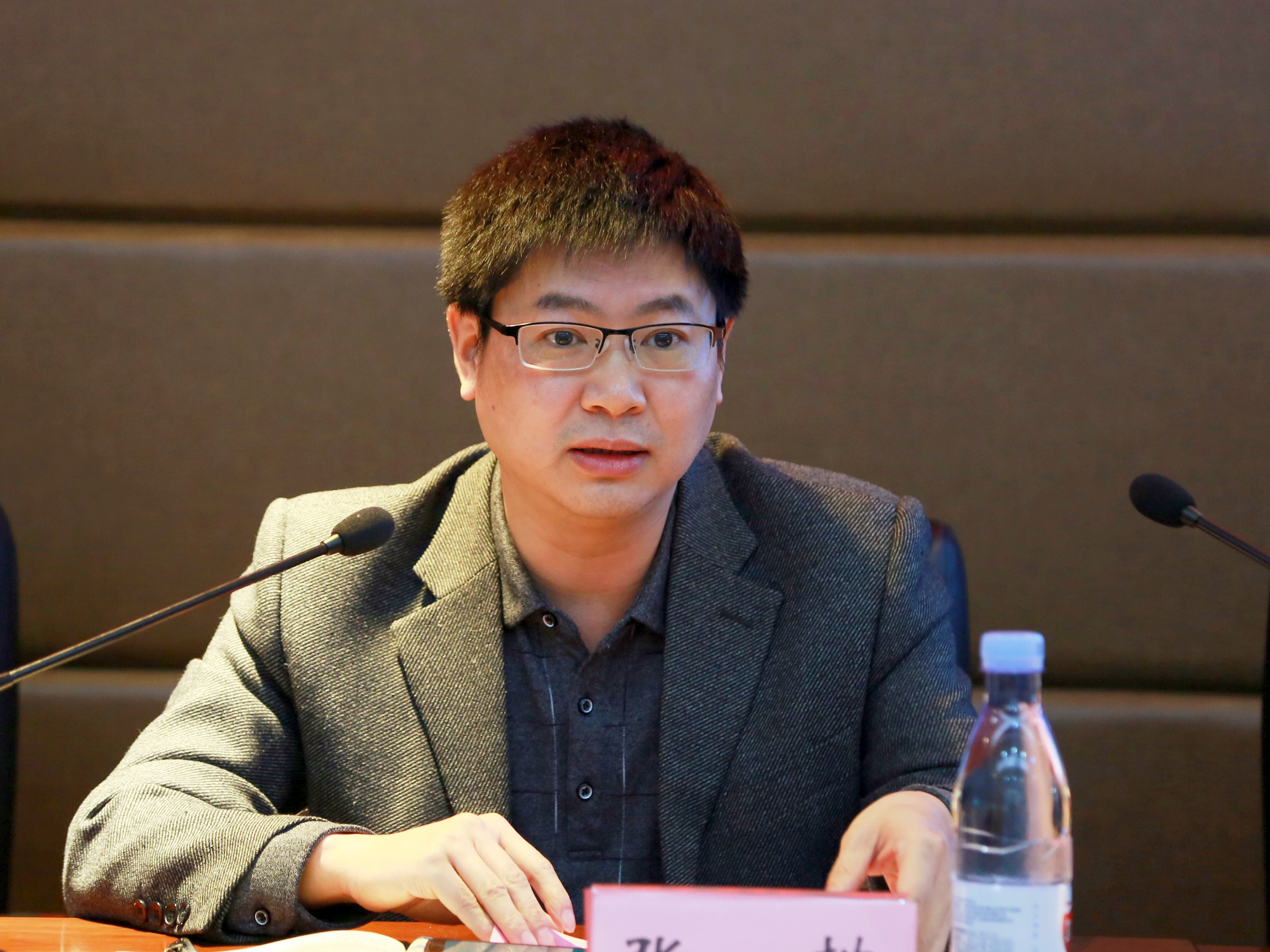 会上,学校校长杜宏伟作了致辞.