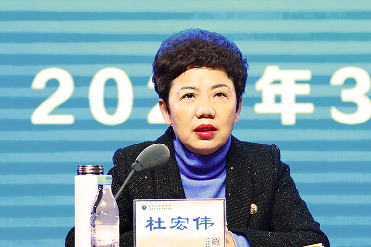 学校校长,党委副书记杜宏伟在大会上作了总结讲话,一方面就学校所取得