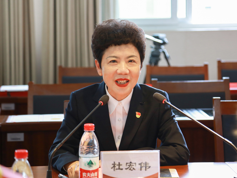 大会伊始,重庆市工业学校校长杜宏伟致欢迎词.